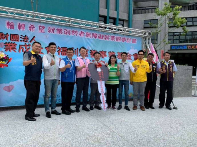 企業展愛 捐贈交通車予竹巿庇護工場