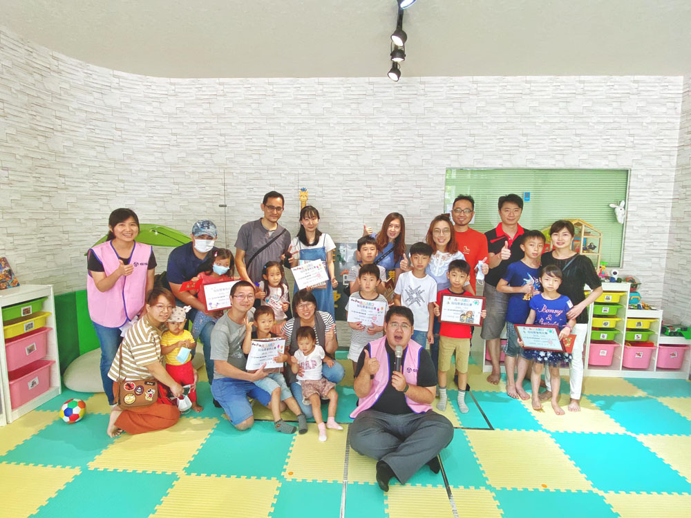 業成基金會鼓勵「玩」出好品質的親子關係,用畫筆彩繪每個孩童的成長紀錄